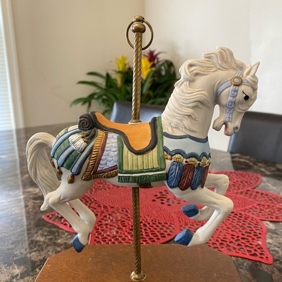 VINTAGE CAROUSEL HORSE FIGURINE 🎠 - Picture 4 of 16
